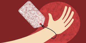 Ilustracja przedstawiająca rękę z etykietą na nadgarstku. Grafika pochodzi ze strony internetowej Parlamentu Europejskiego.