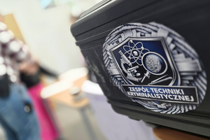 Na zdjęciu widoczna naklejka na walizce technika kryminalistyki. Na naklejce widnieje napis: Zespół Techniki Kryminalistycznej.