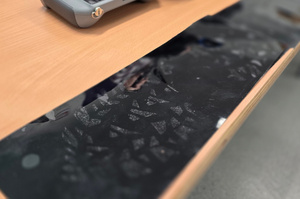 Na zdjęciu widoczny zabezpieczony ślad obuwia.