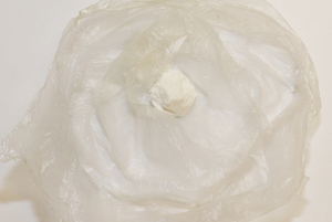 Na zdjęciu widoczna biała zbrylona substancja.