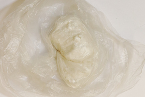 Na zdjęciu widoczna biała zbrylona substancja.