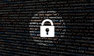 Grafika przedstawiająca zamkniętą kłódkę na tle kodu programistycznego.