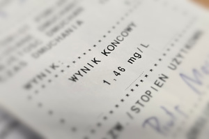 Wydruk z alkomatu z widocznym wynikiem badania 1,46 mg/l.