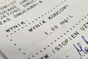 Wydruk z alkomatu z widocznym wynikiem badania 1 mg/l.