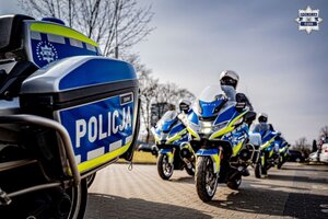 Na zdjęciu widoczni policjanci jadący na służbowych motocyklach.