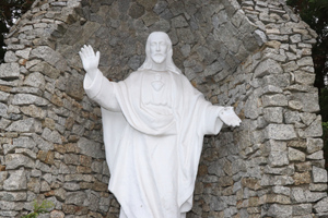 Na zdjęciu widoczna uszkodzona figura.