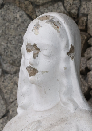 Na zdjęciu widoczna uszkodzona figura.