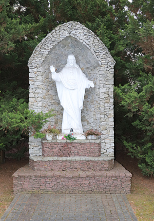 Na zdjęciu widoczna uszkodzona figura.