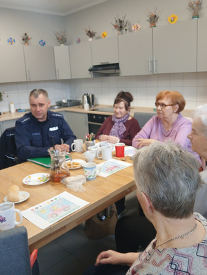Policjant na spotkaniu z seniorkami.