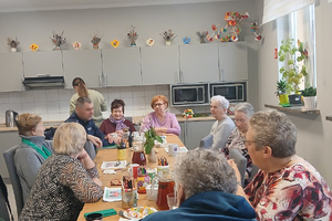 Policjant na spotkaniu z seniorkami.