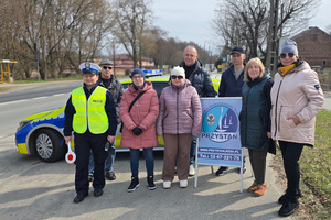 Zdjęcie grupowe policjantki oraz członków stowarzyszenia.
