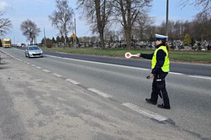 Policjantka daje sygnał kierującemu do zjazdu na pobocze.