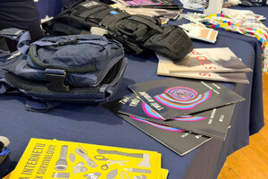 Stoisko profilaktyczne z policyjnym sprzętem oraz materiałami profilaktycznymi.