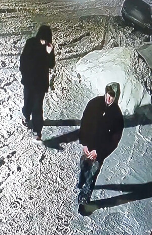 Dwaj mężczyźni stojący na śniegu.