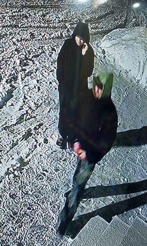 Dwaj mężczyźni stojący na śniegu.