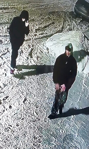 Dwaj mężczyźni stojący na śniegu.