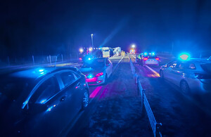 Miejsce wypadku drogowego. Widoczne uszkodzone samochody ciężarowe.