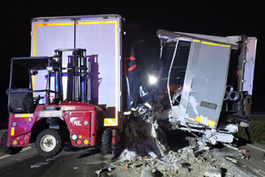 Miejsce wypadku drogowego. Widoczne uszkodzone samochody ciężarowe.