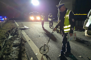 Miejsce wypadku drogowego. Widoczne uszkodzone samochody ciężarowe.