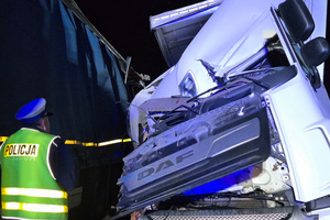 Miejsce wypadku drogowego. Widoczne uszkodzone samochody ciężarowe.