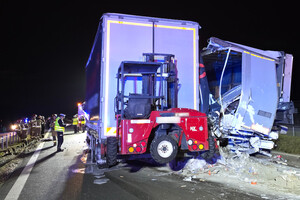 Miejsce wypadku drogowego. Widoczne uszkodzone samochody ciężarowe.