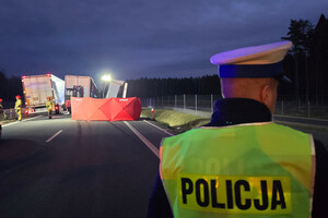 Miejsce wypadku drogowego. Widoczne uszkodzone samochody ciężarowe.