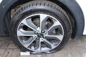 Uszkodzona opona w samochodzie.