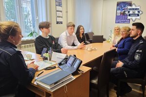 Komendant Powiatowy Policji w Zawierciu młodszy inspektor Renata Hałabuda rozmawia z gośćmi. Przy stole siedzi także policjant.