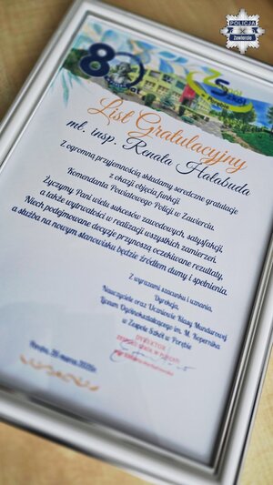 List gratulacyjny. Młodszy inspektor Renata Hałabuda. Z ogromną przyjemnością składamy serdeczne gratulacje z okazji objęcia funkcji Komendanta Powiatowego Policji w  Zawierciu. Życzymy Pani wielu sukcesów zawodowych, satysfakcji, a także wytrwałości w realizacji wszystkich zamierzeń. Niech podejmowane decyzje przynoszą oczekiwane rezultaty, a służba na nowym stanowisku będzie źródłem dumy i spełnienia. Z wyrazami szacunku i uznania, Dyrekcja, Nauczyciele oraz Uczniowie Klasy Mundurowej Liceum Ogólnokształcącego imienia Mikołaja Kopernika w Zespole Szkół w Porębie.