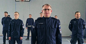 Na zdjęciu widoczni policjanci na sali gimnastycznej.