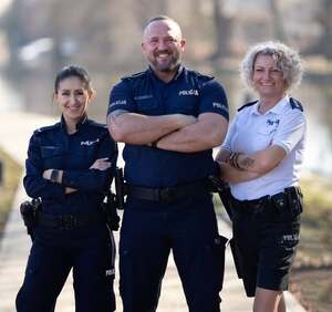Dwie policjantki i policjant.