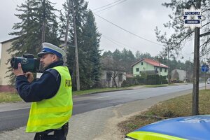 Widoczny policjant kontrolujący prędkość.