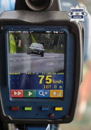 Widoczny ekran urządzenia do badania prędkości pojazdów, na którym widoczny jest samochód osobowy oraz wyświetlony wynik pomiaru - 75 kilometrów na godzinę.