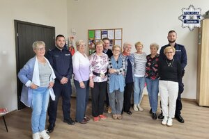 Zdjęcie grupowe, na którym widoczni są dwaj policjanci oraz seniorzy.