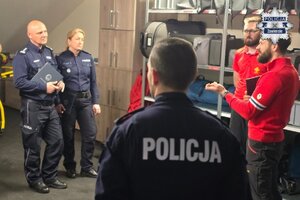 Ratownicy prezentują sprzęt policjantom.