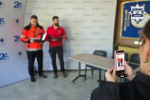 Kobieta nagrywa smartfonem mówiących: Naczelnika Grupy Jurajskiej GOPR oraz Dyrektora Samodzielnego Publicznego Zakładu Opieki Zdrowotnej Rejonowego Pogotowia Ratunkowego w Sosnowcu.