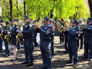 Grająca orkiestra.