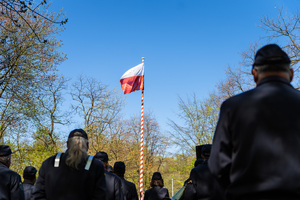 Powiewająca polska flaga na maszcie.
