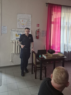 Policjant na spotkaniu z uczestnikami "Wiosennej szkoły profilaktyki".