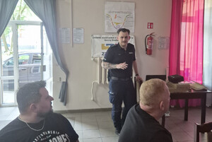 Policjant na spotkaniu z uczestnikami "Wiosennej szkoły profilaktyki".