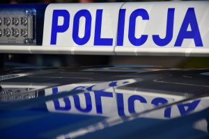 Policja - napis na lampach radiowozu.