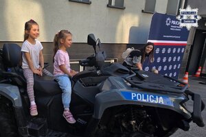 Dwie dziewczynki siedzą na policyjnym quadzie.