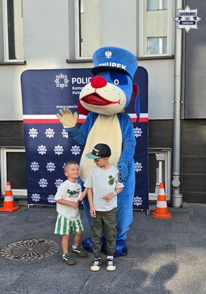 Dwaj chłopcy stoją ze Sznupkiem.