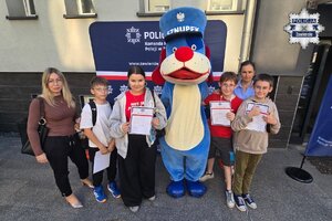 Dwie kobiety oraz czworo nastolatków stoją przy Sznupku.