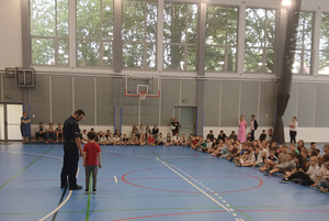 Policjant na spotkaniu profilaktycznym z dziećmi.