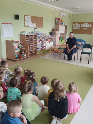 Policjant na spotkaniu profilaktycznym z dziećmi.