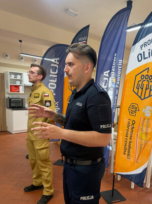 Policjant na spotkaniu profilaktycznym.
