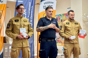 Policjant na spotkaniu profilaktycznym.