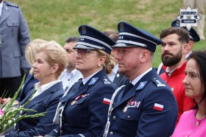 Komendant Powiatowy Policji w Zawierciu młodszy inspektor Renata Hałabuda i Pierwszy Zastępca Komendanta Wojewódzkiego Policji w Katowicach inspektor Radosław Kacprzak oraz zaproszeni goście.