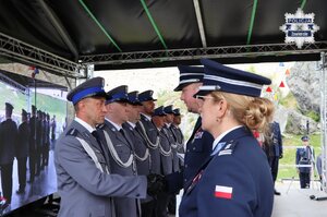 Pierwszy Zastępca Komendanta Wojewódzkiego Policji w Katowicach inspektor Radosław Kacprzak, obok którego obecna jest Komendant Powiatowy Policji w Zawierciu młodszy inspektor Renata Hałabuda, wręcza policjantowi akt mianowania.